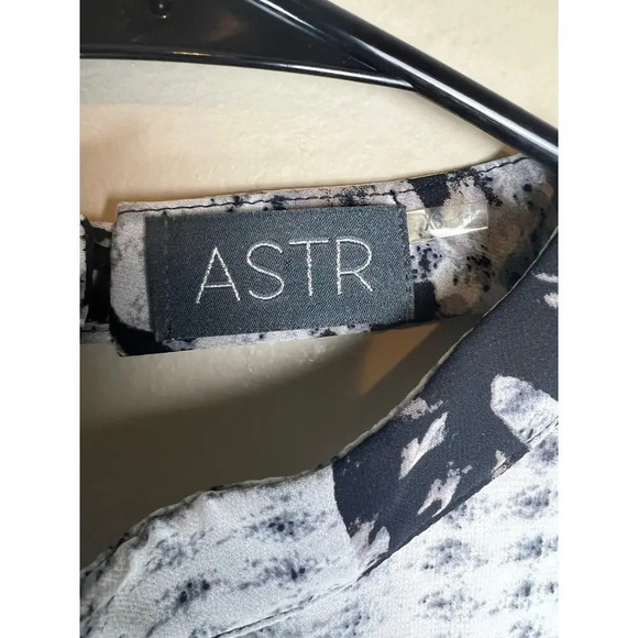 ASTR The Label Black Floral Print Mock Neck Open Back Shift Dress Women Size XS - Picture 2 of 6